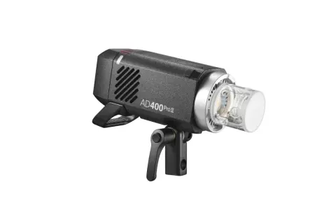 Godox AD400 Pro, un potente flash da studio portatile, pronto per illuminare ogni scatto con la sua luce brillante e controllata.