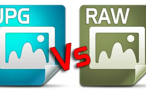 Icone JPG e RAW affiancate, con una grande "VS" rossa in mezzo, illustrano la differenza tra raw e jpg.