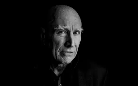 Ritratto in bianco e nero di un uomo anziano, con folte sopracciglia bianche, che ricorda lo stile di Sebastiao Salgado.