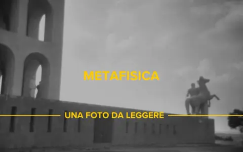 Architettura monumentale e scultura equestre in una fotografia metafisica, con testo giallo che recita "META FISICA UNA FOTO DA LEGGERE".