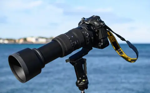 Obiettivo Sigma 60-600mm montato su fotocamera Nikon D500, pronto per catturare paesaggi marini.