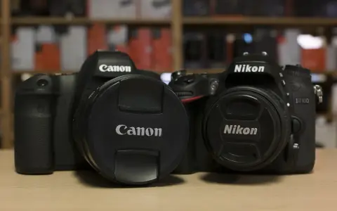Due corpi macchina Canon e Nikon, uno accanto all'altro, pronti per catturare momenti.