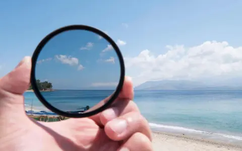 Un filtro CPL a cosa serve? Riduce i riflessi e satura i colori del cielo e del mare in questa scena balneare.