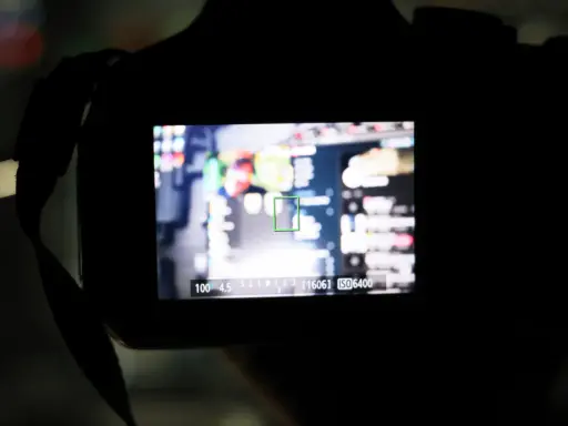 Schermo di una fotocamera con obiettivo Canon 18-55 che non mette a fuoco. L'immagine mostra un'area di messa a fuoco verde su uno sfondo sfocato.