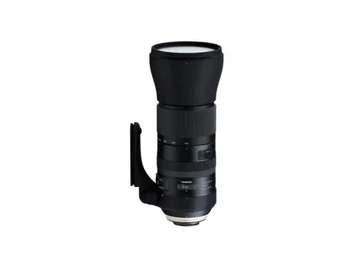 Obiettivo Tamron 150-600mm con paraluce nero e attacco per treppiede.