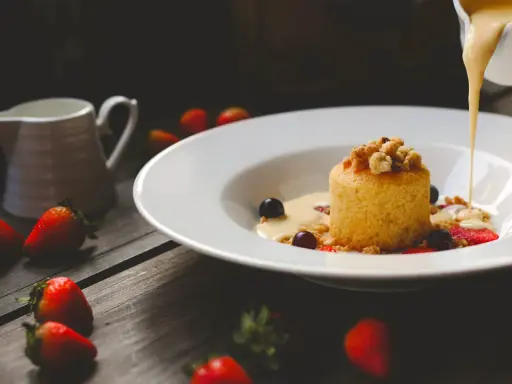 Delizioso dolce con fragole e mirtilli, una foto food che cattura la dolcezza.