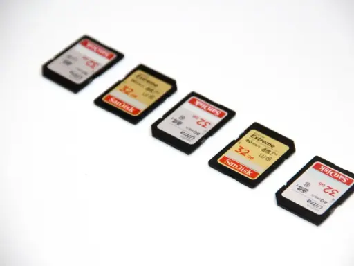 Cinque schede micro SD SanDisk disposte in diagonale. Alcune indicano "Extreme" e "Ultra", con velocità di scrittura che spiegano il micro SD classe U3 significato.