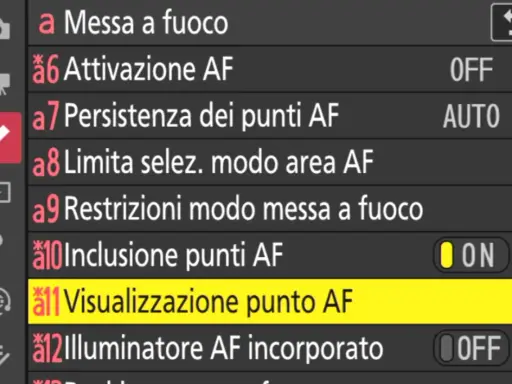 Menu Nikon: "Limita selez. modo area AF" e "Visualizzazione punto AF" attivi. Impostazioni per un controllo preciso dell'autofocus.