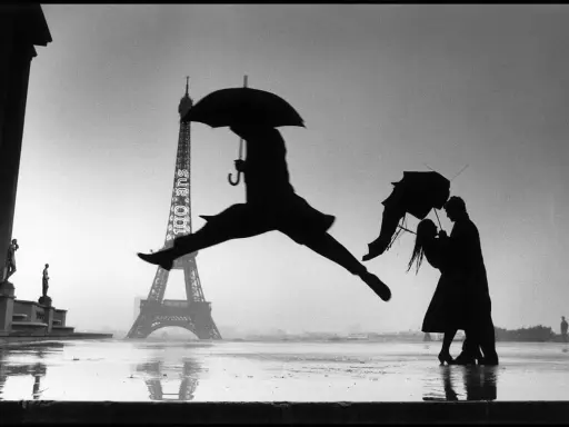 Parigi piovosa: un ballerino salta, una coppia si abbraccia sotto un ombrello. Un'iconica scena che ricorda i grandi fotografi famosi.