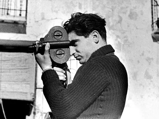 Giovane uomo con cinepresa, futuro tra i fotoreporter famosi.