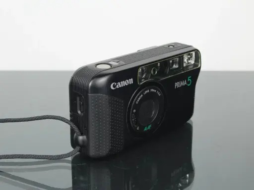 Canon Prima 5, una delle prime macchine fotografiche digitali, con obiettivo 38mm f/3.5 e flash integrato.