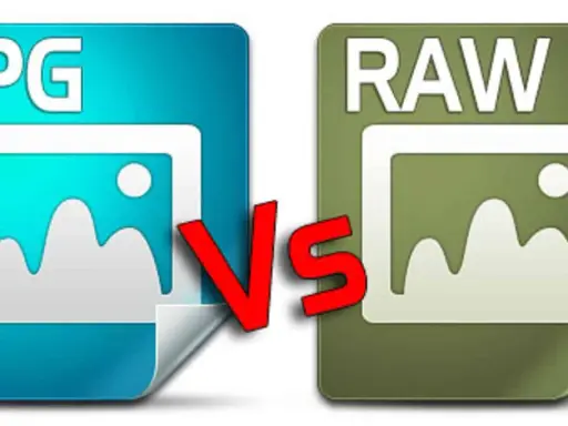 Icone JPG e RAW affiancate, con una grande "VS" rossa in mezzo, illustrano la differenza tra raw e jpg.