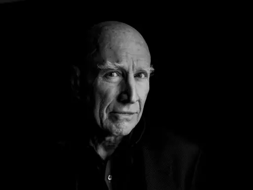 Ritratto in bianco e nero di un uomo anziano, con folte sopracciglia bianche, che ricorda lo stile di Sebastiao Salgado.