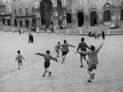 Bambini giocano in una piazza, un momento di street photography famosi.