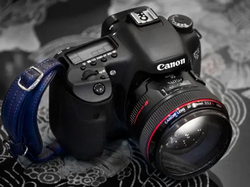 Una fotocamera Canon EOS 7D con obiettivo 50mm f/1.2 L. Il suo significato, il **dslr significato**, è la qualità professionale.