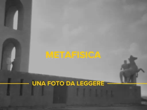 Architettura monumentale e scultura equestre in una fotografia metafisica, con testo giallo che recita "META FISICA UNA FOTO DA LEGGERE".