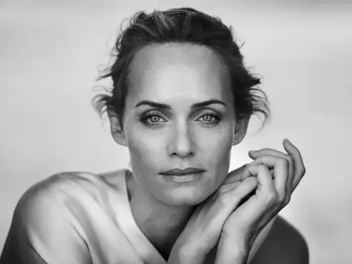 Ritratto in bianco e nero di una donna con le mani appoggiate al viso, un'espressione intensa. Un'opera di un fotografo ritrattista famoso.