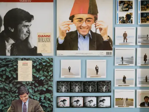 Omaggio a Gianni Morandi, con copertine di dischi e foto che ricordano lo stile di Luigi Ghirri e Lucio Dalla.