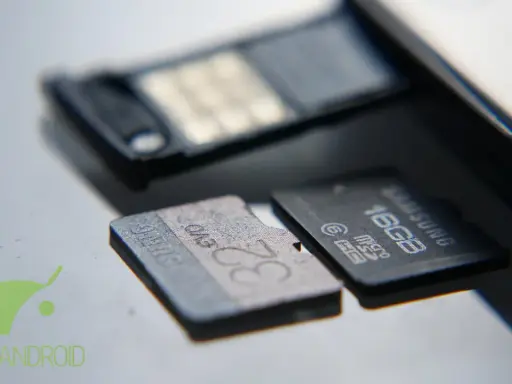Schede SD Samsung da 32GB e 16GB, per valutare la velocità di trasferimento dati.