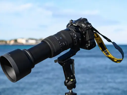 Obiettivo Sigma 60-600mm montato su fotocamera Nikon D500, pronto per catturare paesaggi marini.