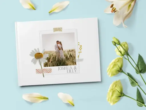 Come creare album foto personalizzato: un libro bianco con foto di coppia, margherita e fiori.