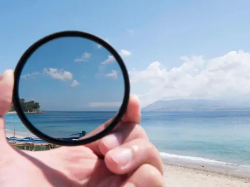Un filtro CPL a cosa serve? Riduce i riflessi e satura i colori del cielo e del mare in questa scena balneare.