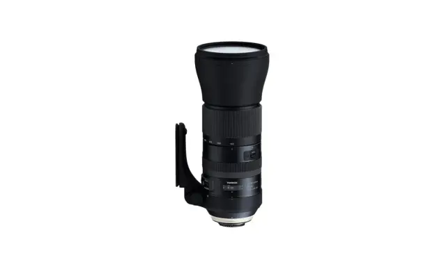 Obiettivo Tamron 150-600mm con paraluce nero e attacco per treppiede.