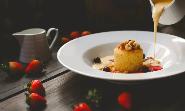 Delizioso dolce con fragole e mirtilli, una foto food che cattura la dolcezza.