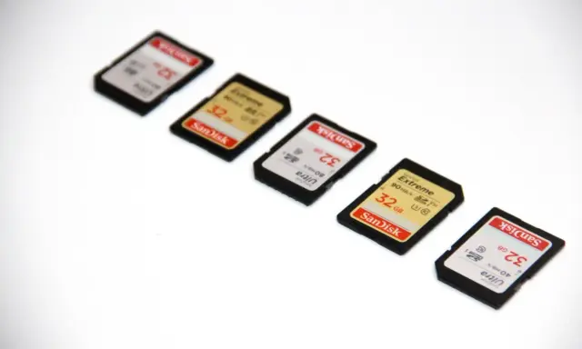 Cinque schede micro SD SanDisk disposte in diagonale. Alcune indicano "Extreme" e "Ultra", con velocità di scrittura che spiegano il micro SD classe U3 significato.