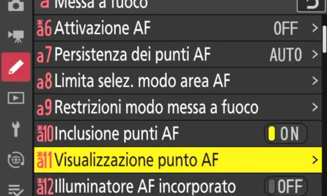 Menu Nikon: "Limita selez. modo area AF" e "Visualizzazione punto AF" attivi. Impostazioni per un controllo preciso dell'autofocus.