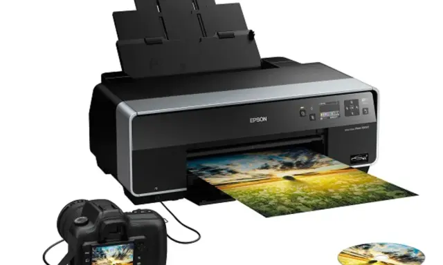 Stampare su carta fotografica è facile con questa stampante Epson e la tua fotocamera.