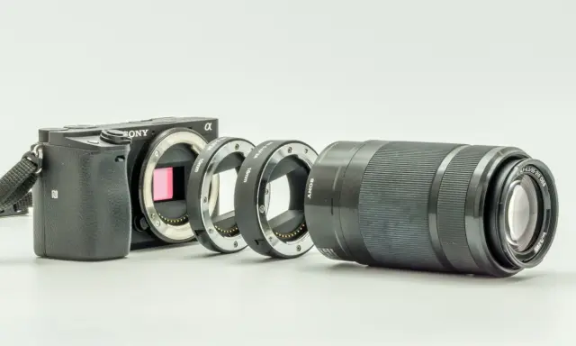 Corpo macchina Sony Alpha con obiettivi e adattatori. Un obiettivo full frame su APS-C per esplorare nuove prospettive.
