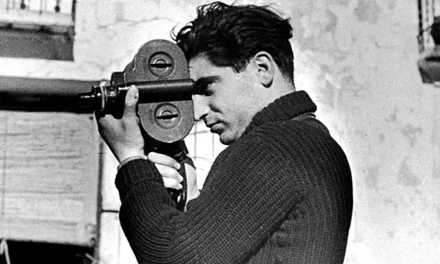 Giovane uomo con cinepresa, futuro tra i fotoreporter famosi.