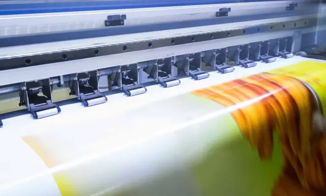 La stampante industriale crea un'immagine vibrante su un supporto in formato 3:2.