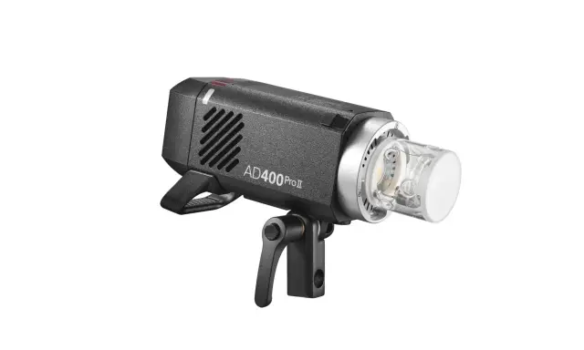 Godox AD400 Pro, un potente flash da studio portatile, pronto per illuminare ogni scatto con la sua luce brillante e controllata.