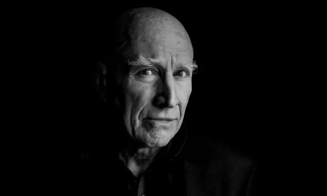 Ritratto in bianco e nero di un uomo anziano, con folte sopracciglia bianche, che ricorda lo stile di Sebastiao Salgado.