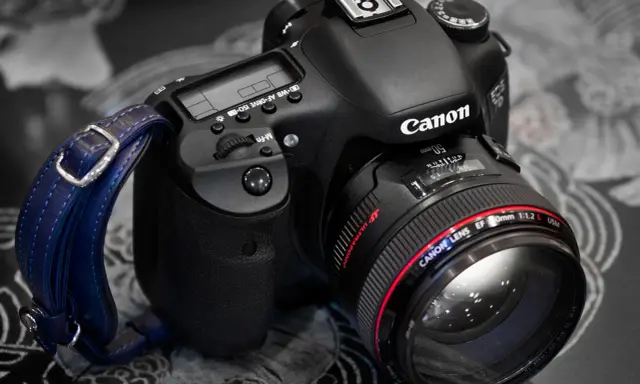 Una fotocamera Canon EOS 7D con obiettivo 50mm f/1.2 L. Il suo significato, il **dslr significato**, è la qualità professionale.