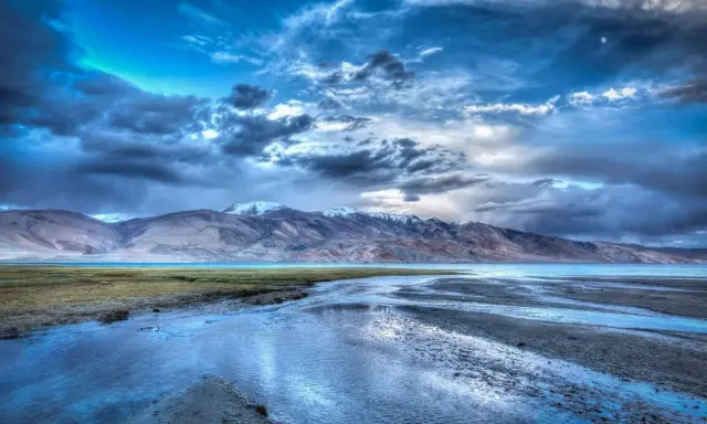Paesaggio montano con lago e cielo drammatico. L'effetto HDR esalta i colori e i dettagli, un sì deciso per questa immagine.