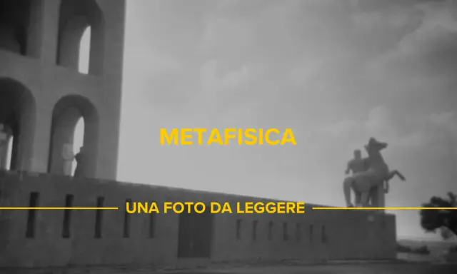 Architettura monumentale e scultura equestre in una fotografia metafisica, con testo giallo che recita "META FISICA UNA FOTO DA LEGGERE".
