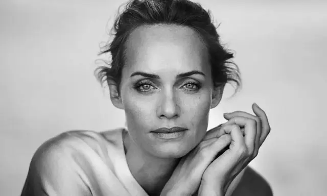 Ritratto in bianco e nero di una donna con le mani appoggiate al viso, un'espressione intensa. Un'opera di un fotografo ritrattista famoso.