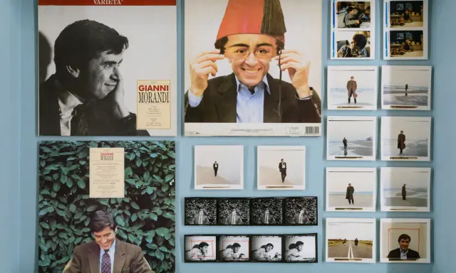 Omaggio a Gianni Morandi, con copertine di dischi e foto che ricordano lo stile di Luigi Ghirri e Lucio Dalla.