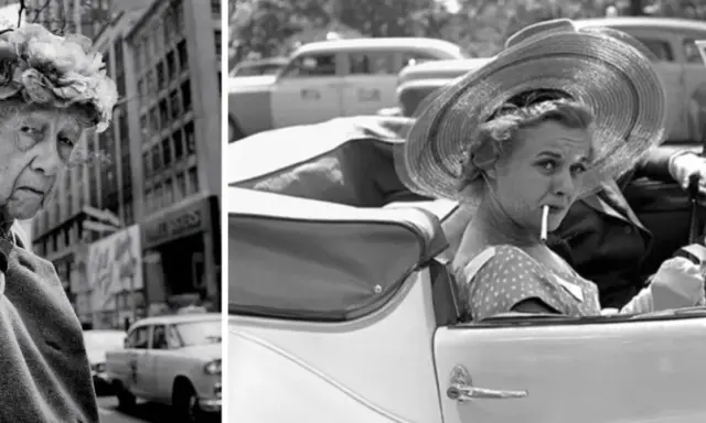 Anziani in strada, alla ricerca di Vivian Maier. Donna con sigaretta in auto d'epoca.