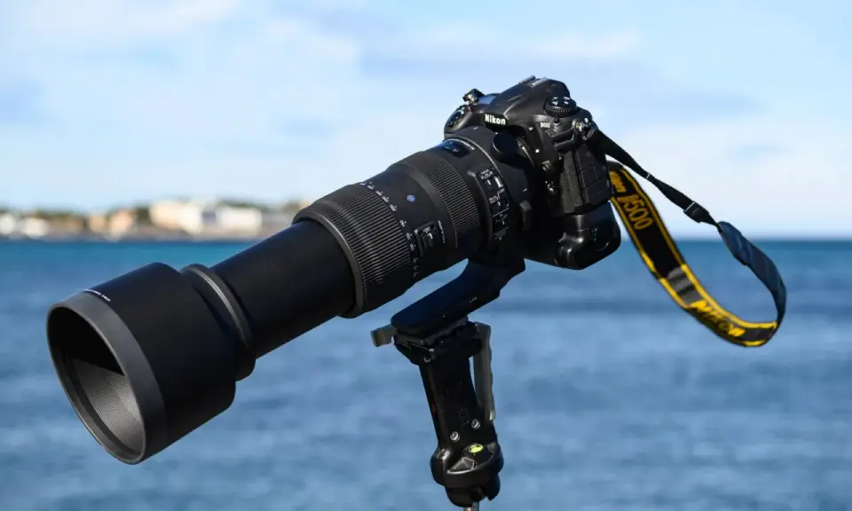Obiettivo Sigma 60-600mm montato su fotocamera Nikon D500, pronto per catturare paesaggi marini.