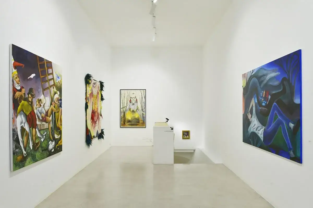 Opere di grandi fotografi contemporanei in una galleria bianca, con dipinti vibranti e installazioni suggestive.