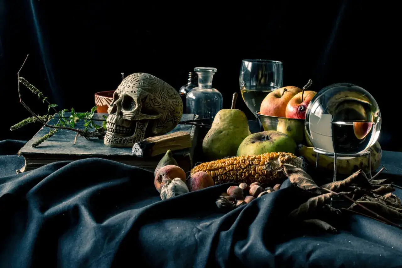 Natura morta con teschio, frutta e chicchi di mais, creata con la tecnica del light painting.
