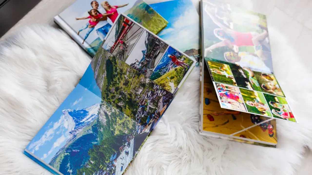 Un canva fotolibro aperto mostra paesaggi montani mozzafiato e foto di famiglia felice, un ricordo prezioso.