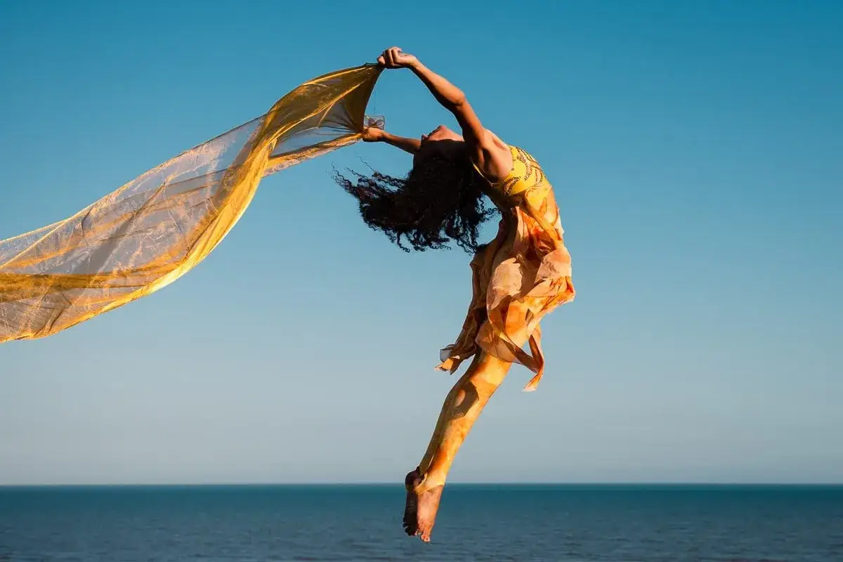Danza aerea con tessuto dorato, un'ispirazione per il tuo prossimo tutorial fotografia.