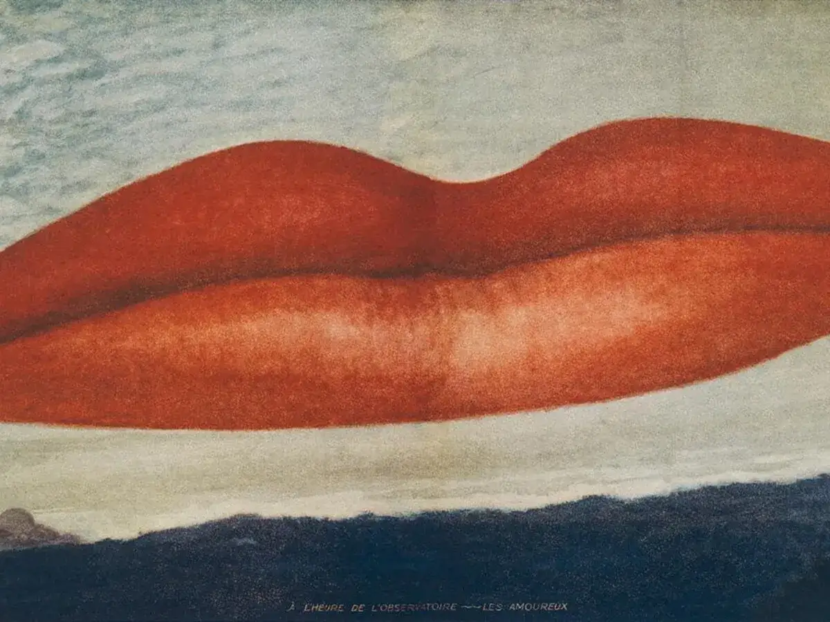 Labbra rosse fluttuanti nel cielo, un'icona delle opere fotografiche di Man Ray, evoca un senso di surrealismo e desiderio.