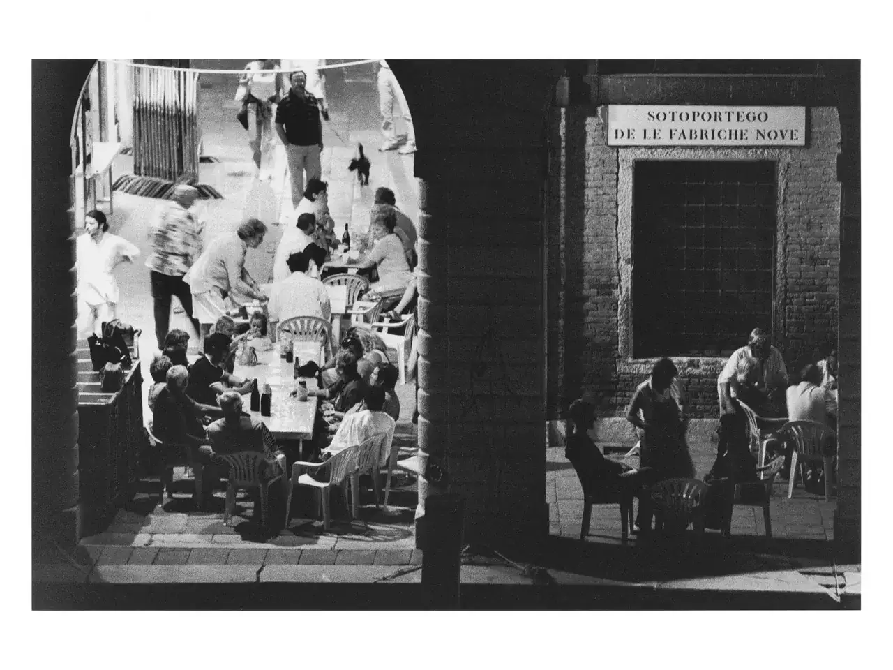 Un caffè all'aperto a Venezia, un'istantanea di vita quotidiana catturata da Gianni Berengo Gardin.
