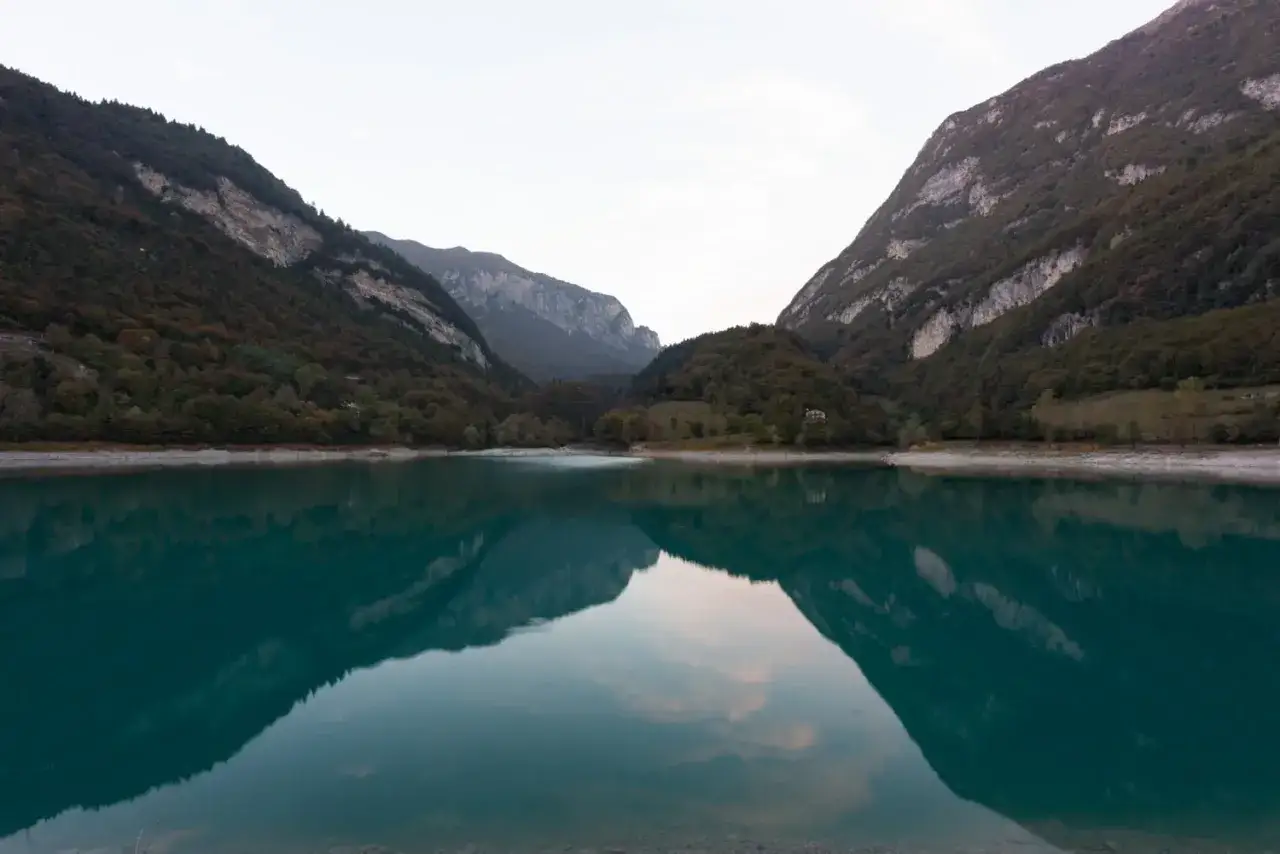 Lago alpino con riflessi perfetti, ideale per capire filtro cpl a cosa serve: satura i colori e riduce i riflessi.